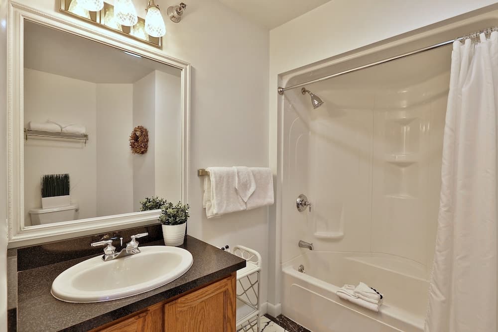 The Birch Ridge: European Room #8 - King Suite In Killington, Vermont. Hot Tub. 1 Bedroom Home