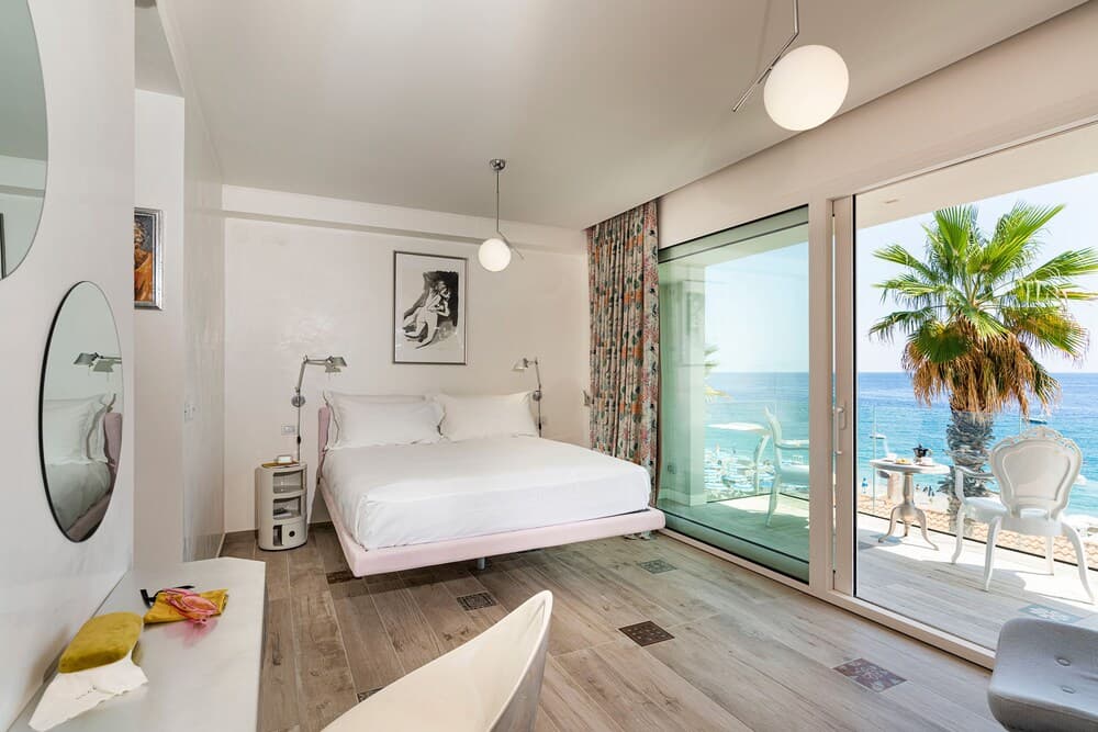 Exclusive Seafront Flat With Terrace and Jacuzzi - By Beahost Rentals