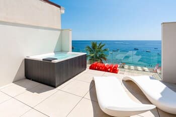 Exclusive Seafront Flat With Terrace and Jacuzzi - By Beahost Rentals