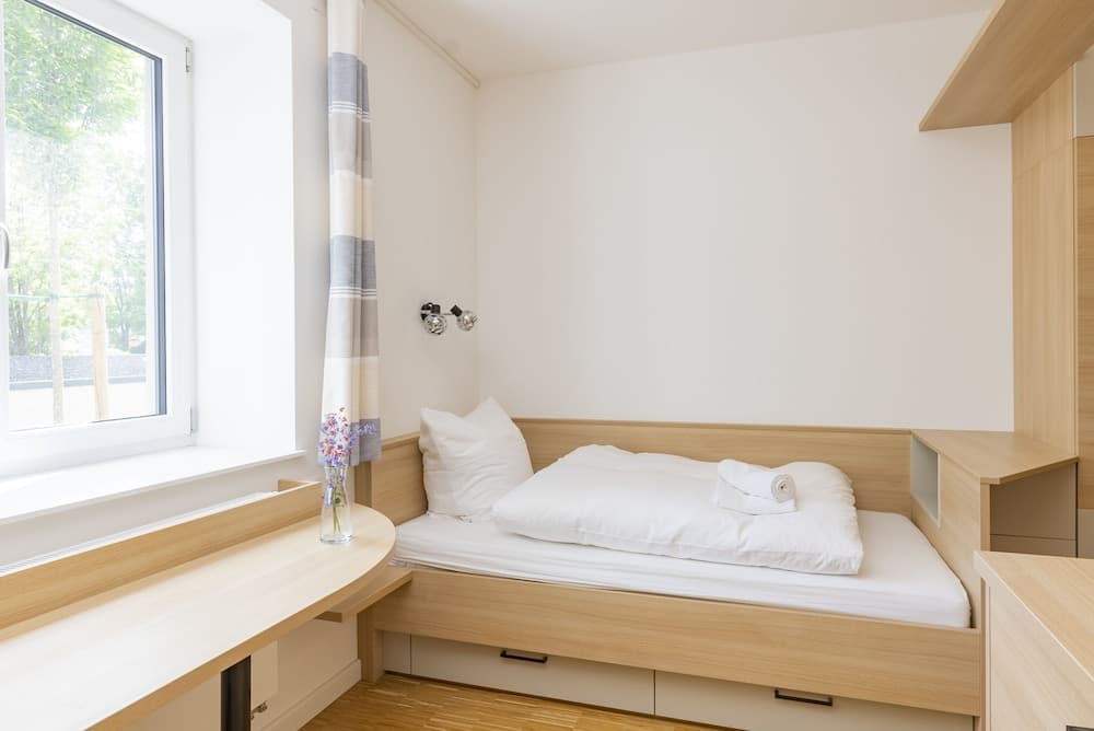 Henrys Sleeping am Augsburger Eiskanal