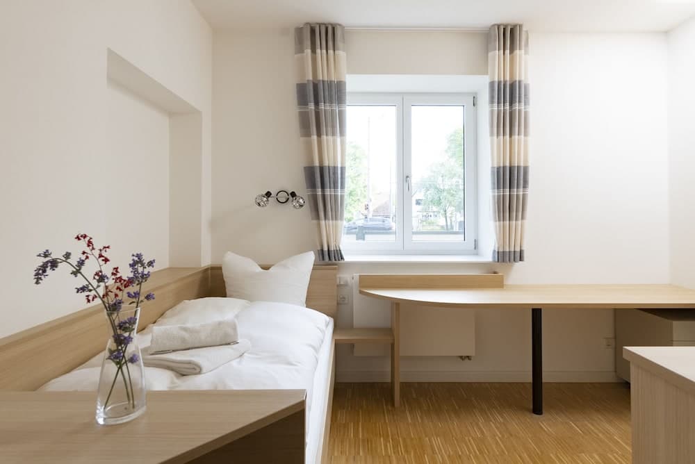 Henrys Sleeping am Augsburger Eiskanal