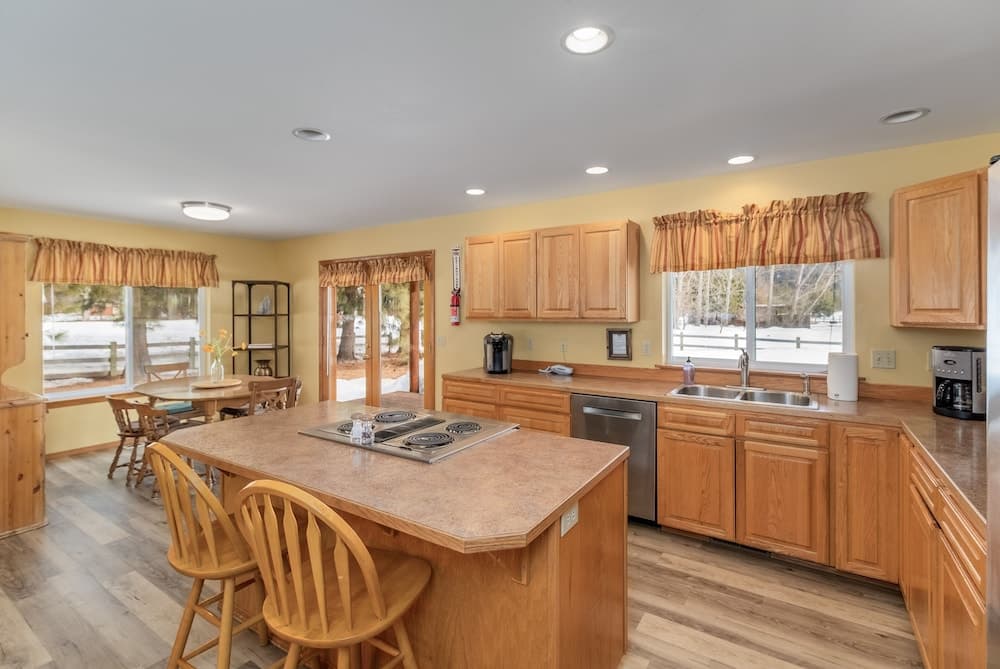 Farmhouse In Plain 2 Bedroom Home by NW Comfy Cabins by RedAwning