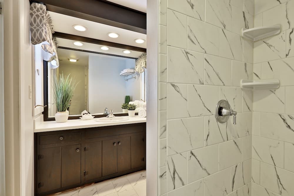 The Birch Ridge: Lace Room #3 - Queen Suite In Renovated Killington Lodge. Hot Tubs. 1 Bedroom Home