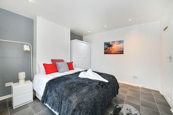 Impeccable 4-bed House in Brixton, London
