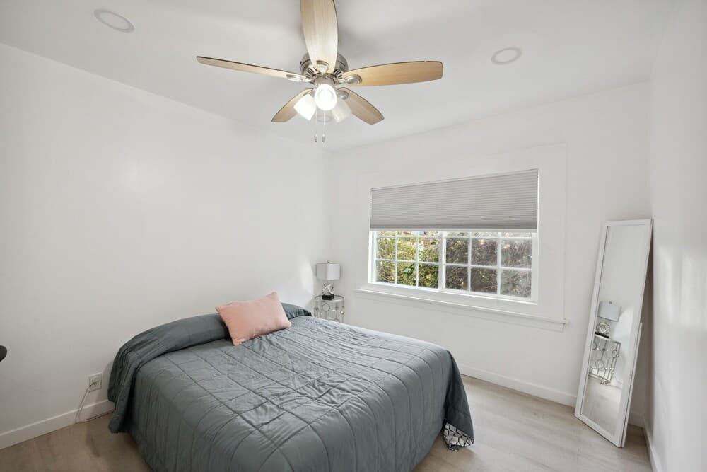 Fancy & Modern 3 Bedroom House With Private Yard, Gate 3 Home by Redawning