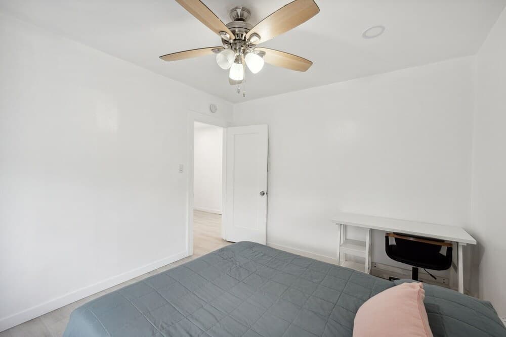 Fancy & Modern 3 Bedroom House With Private Yard, Gate 3 Home by Redawning