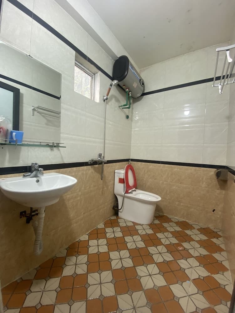 Khat Vong Viet Hotel