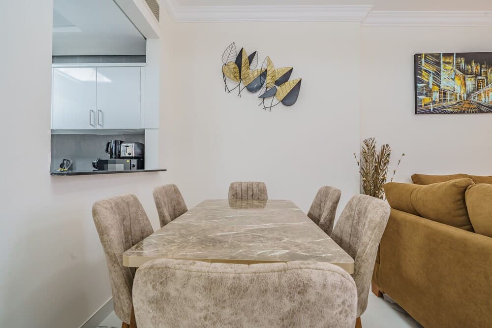 Guests and Cohost - Timeless and Stylish Apt with Balcony in DubaiLand