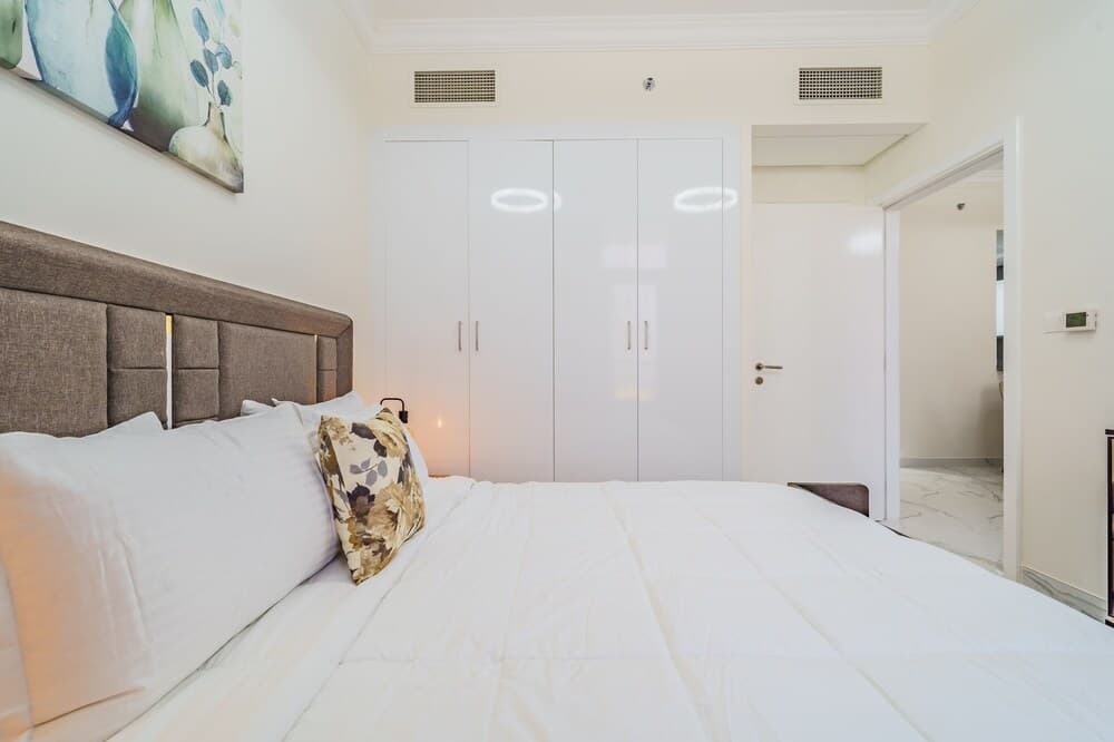 Guests and Cohost - Timeless and Stylish Apt with Balcony in DubaiLand