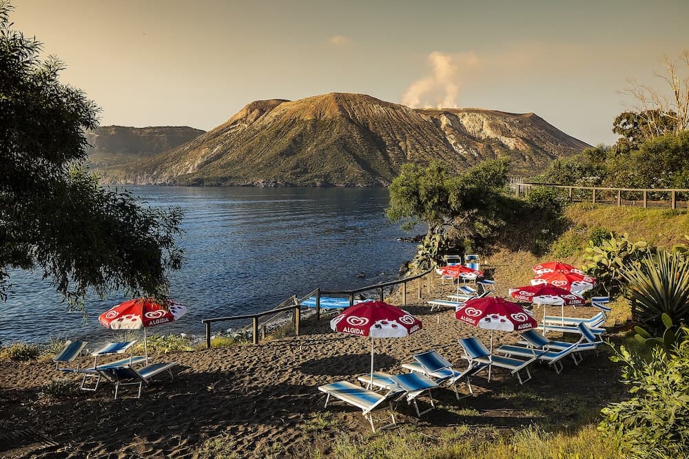 Bilo 12 - Vulcano on sea Shore