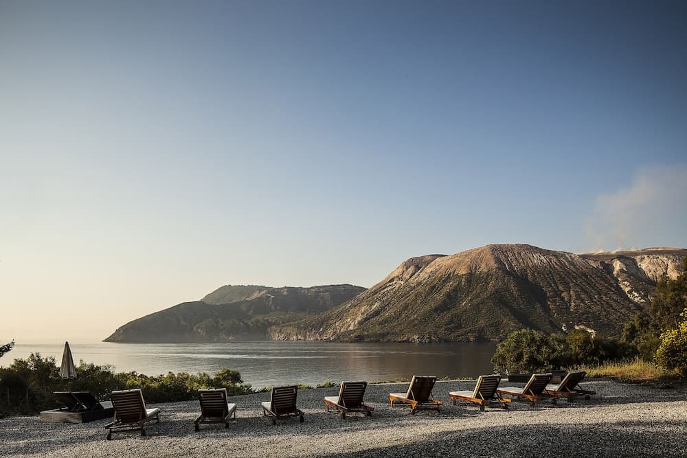 Bilo 4 - Vulcano on sea Shore