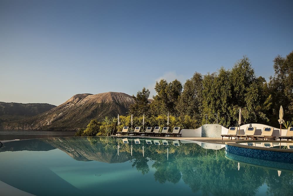 Trilo 7 - Vulcano on sea Shore