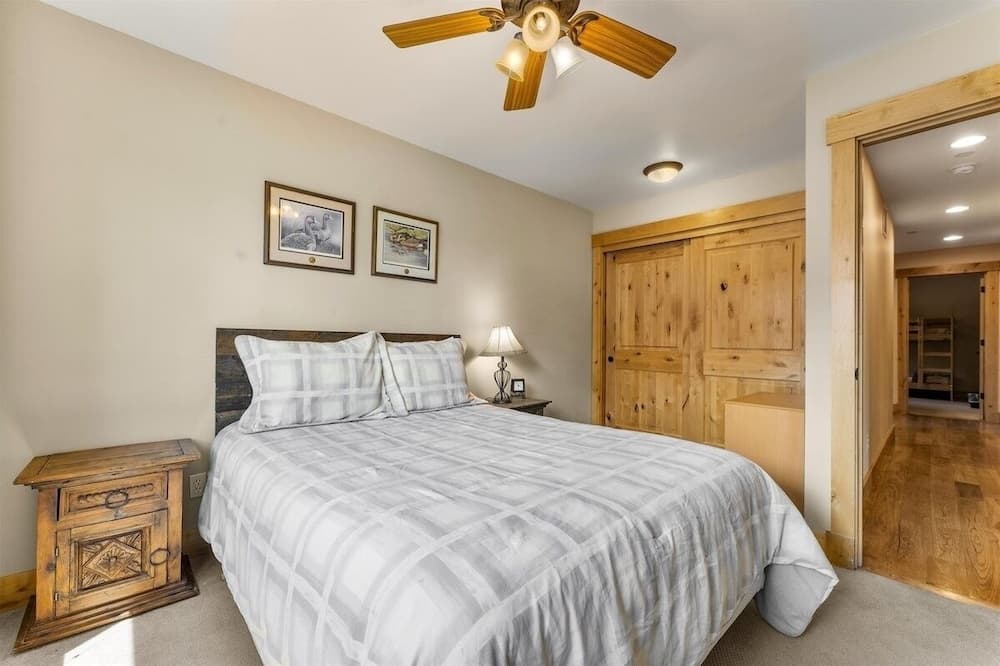 Shaquinaw! 5 Bedroom Home by RedAwning