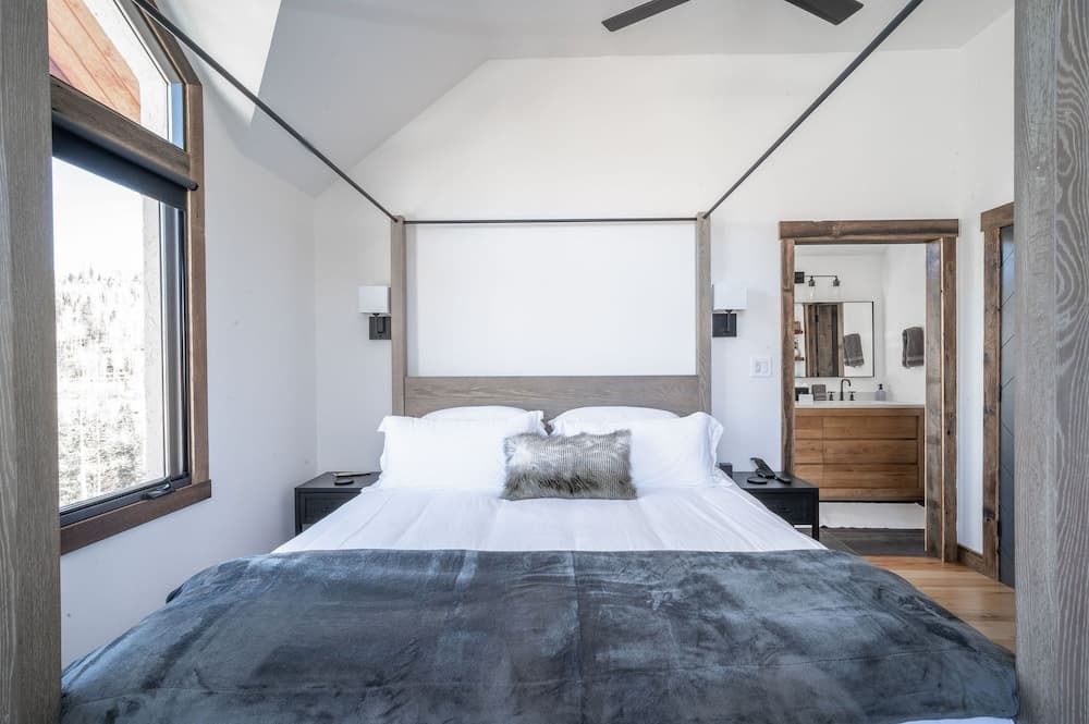 Winterleaf 4 Bedroom Home by RedAwning