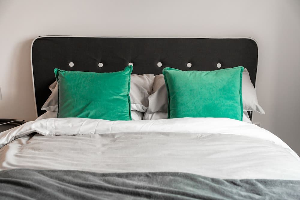 Light and Vibrant Home in Totterdown, Free Parking