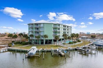Delightful Condo on the bay With Outdoor Pools