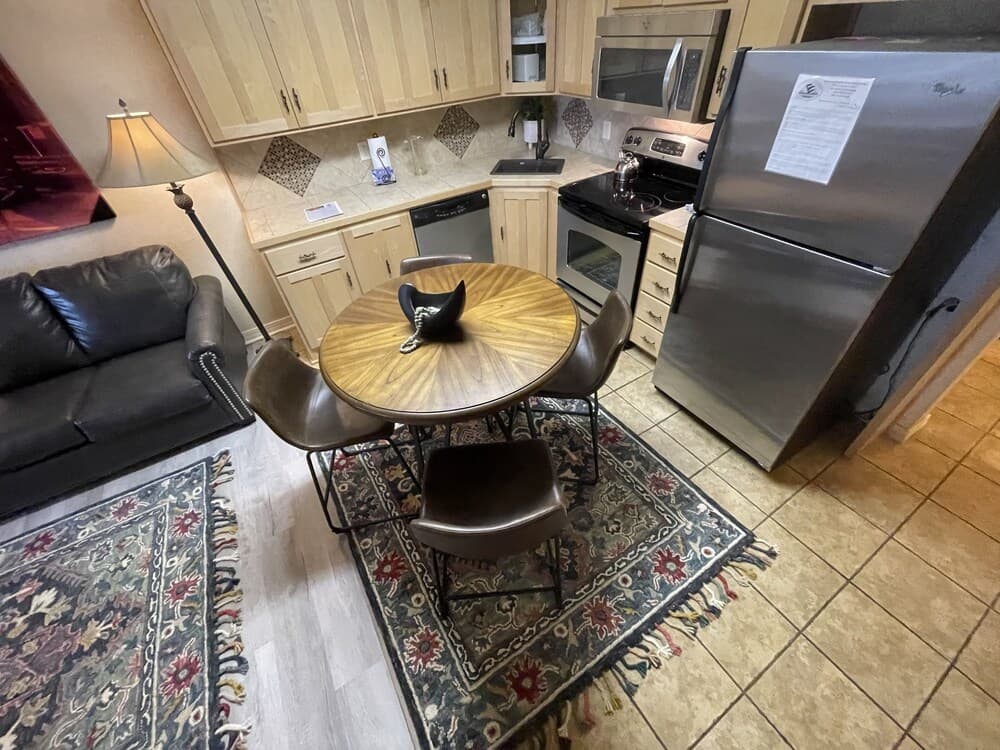 SU15, Spacious studio with full kitchen, dining table and rock patio overlooking Lake Ouachita. by RedAwning