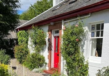 Gorgeous Comrie Cottage, hot tub & Mountain Views
