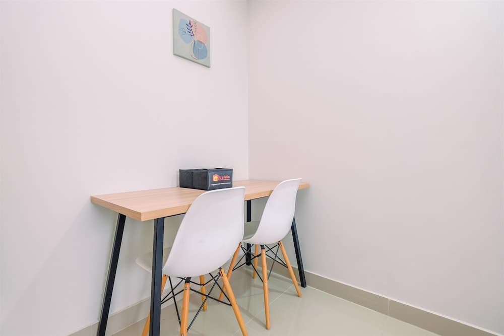 Minimalist Studio Room At Evenciio Margonda Apartment