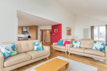 403 Outstanding Penthouse in Vibrant Leith With Secure Parking