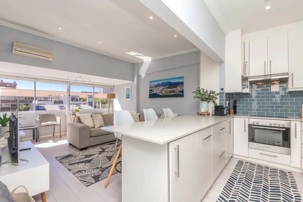 Stylish and Central 1 BD in Green Point