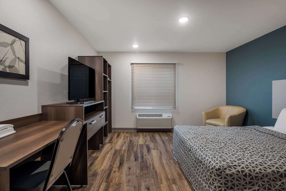 Woodspring Suites Milwaukee - Menomonee Falls