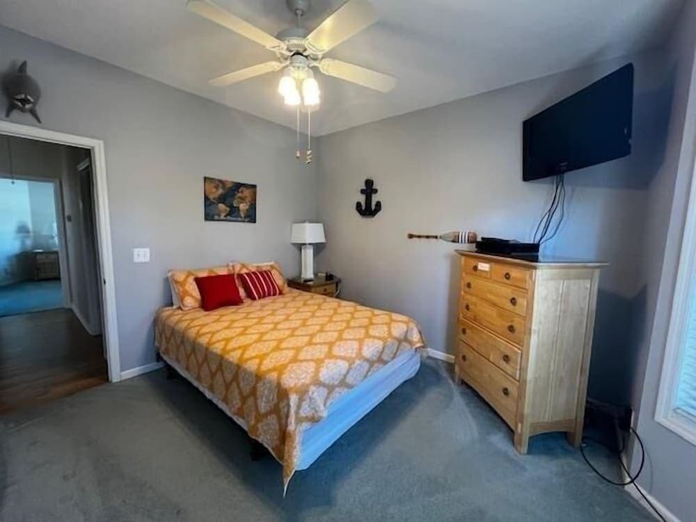 324 Lakeside 3 Bedroom Home by RedAwning