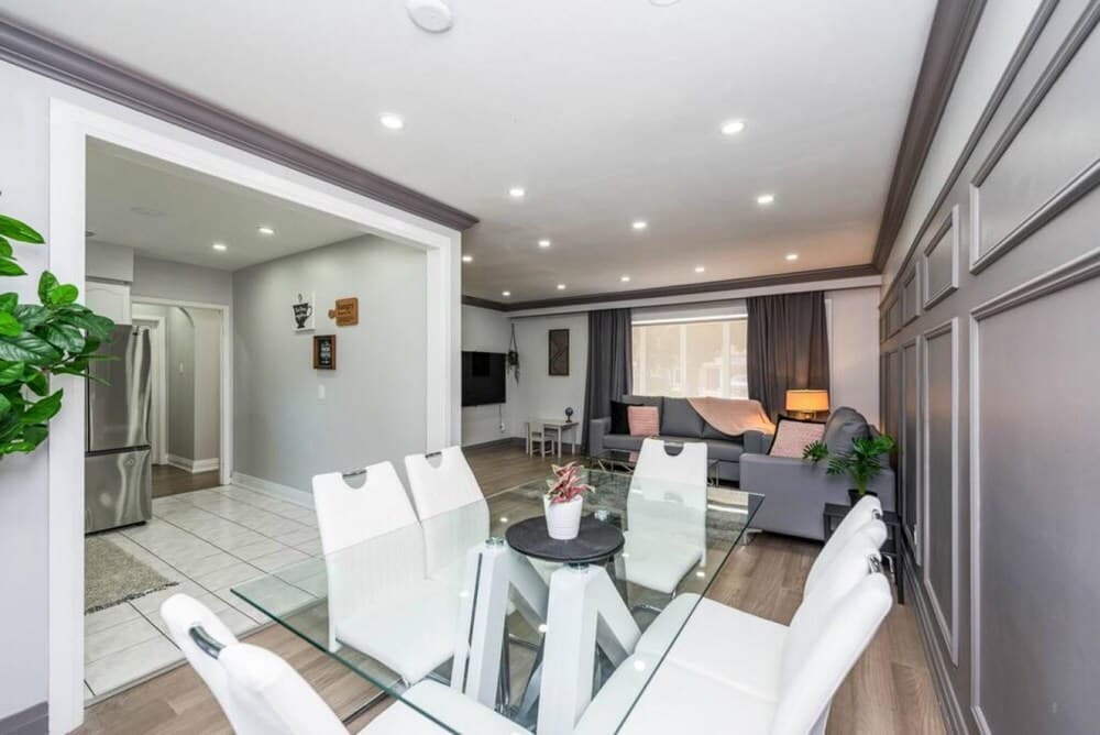 Exquisite 6 Bedroom 3 Bath House With Parking