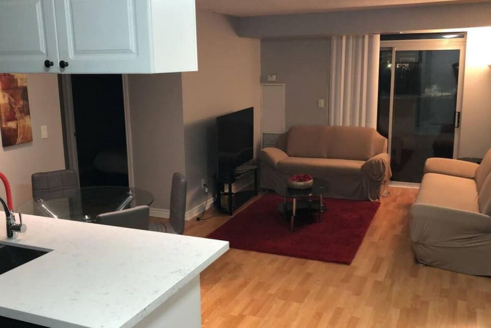 Ravishing 3 Bedroom Near Square One Mall