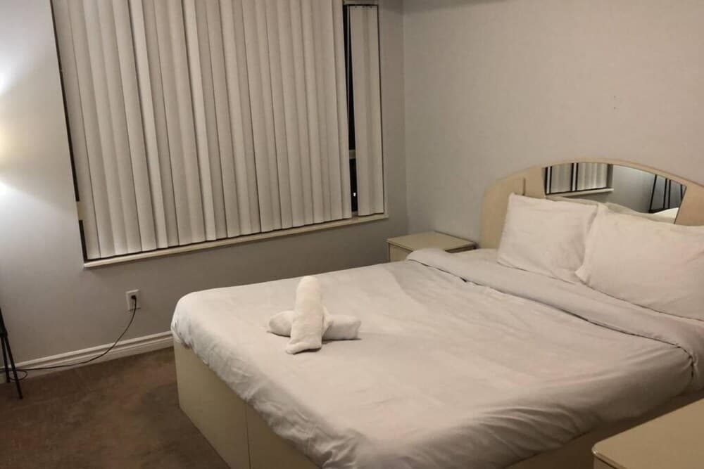 Ravishing 3 Bedroom Near Square One Mall