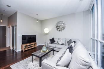 Stylish 1 Bedroom Near Square One Mall