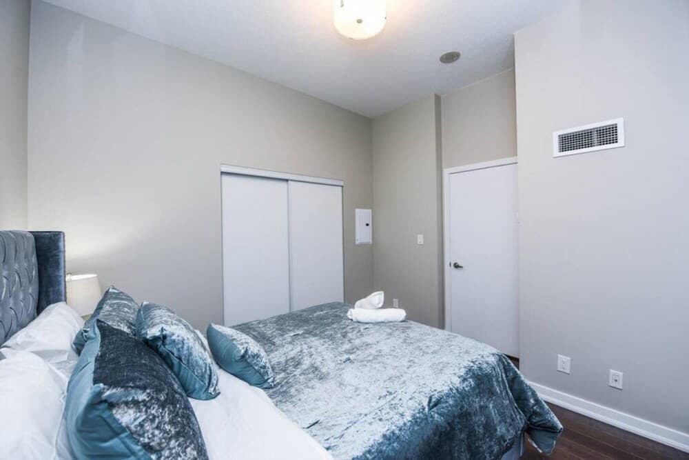 Stylish 1 Bedroom Near Square One Mall