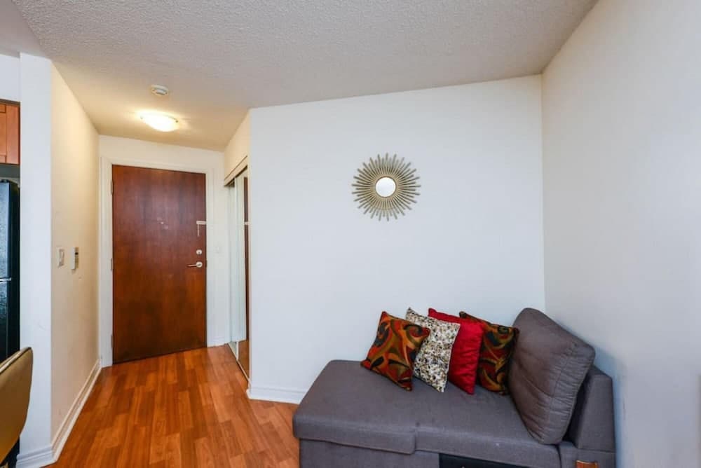 Lovely 2 Bedroom Near Square One Mall