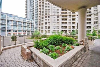 Cozy 2 Bedroom Near Square One Mall