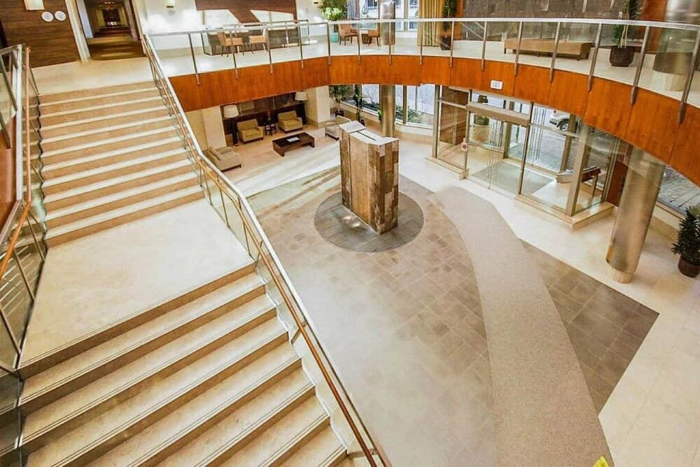 Cozy 2 Bedroom Near Square One Mall