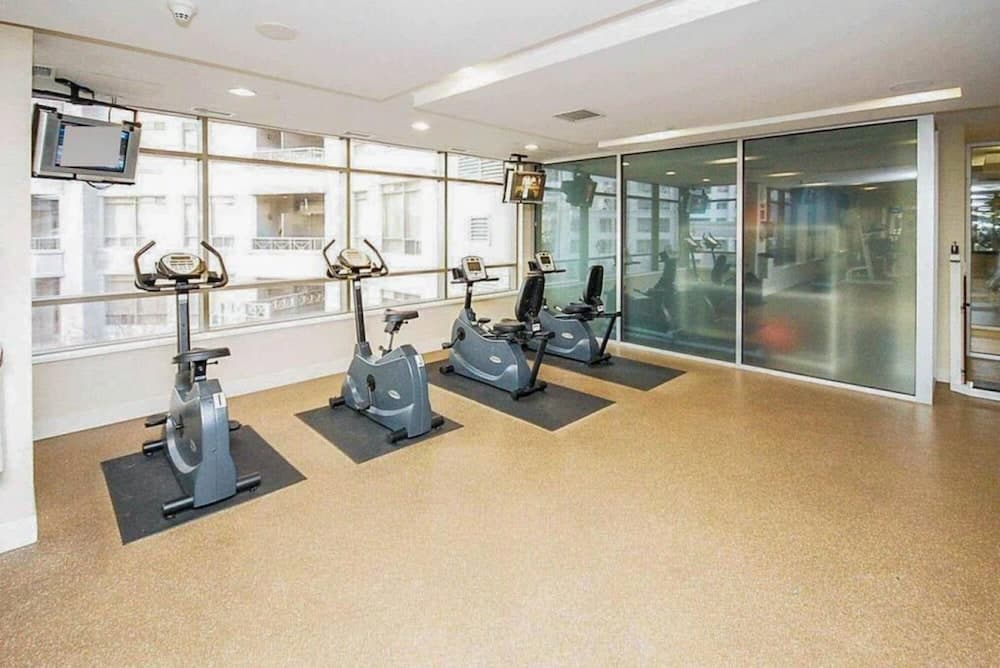 Cozy 2 Bedroom Near Square One Mall