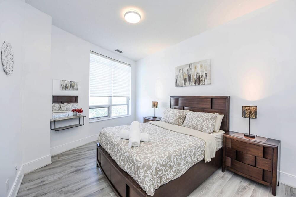 Royal 2 Bedroom Penthouse Near Square One Mall