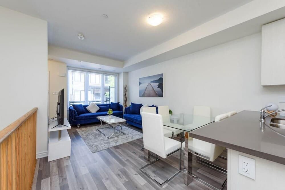 2285 Spectacular 3 Bedroom 3 Bath Townhouse