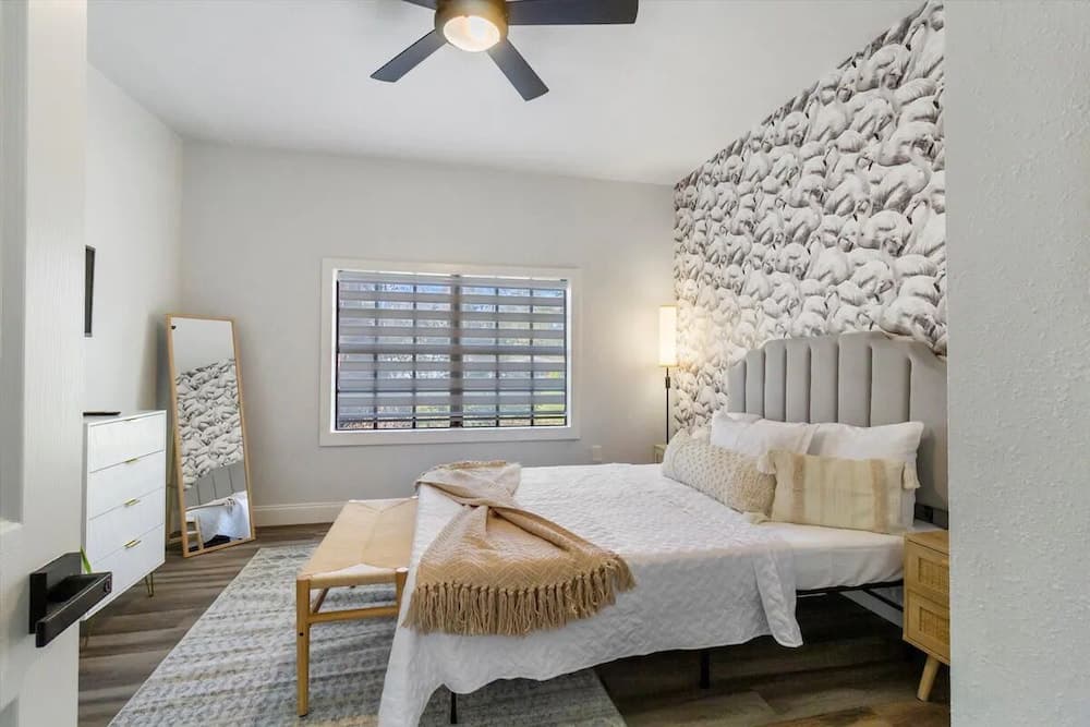 Spacious 4 Br Near FL Aquarium