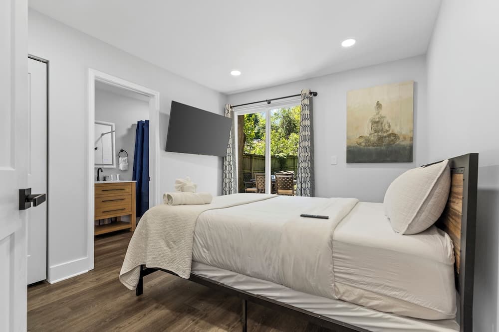 Bright and Modern Close to Everything