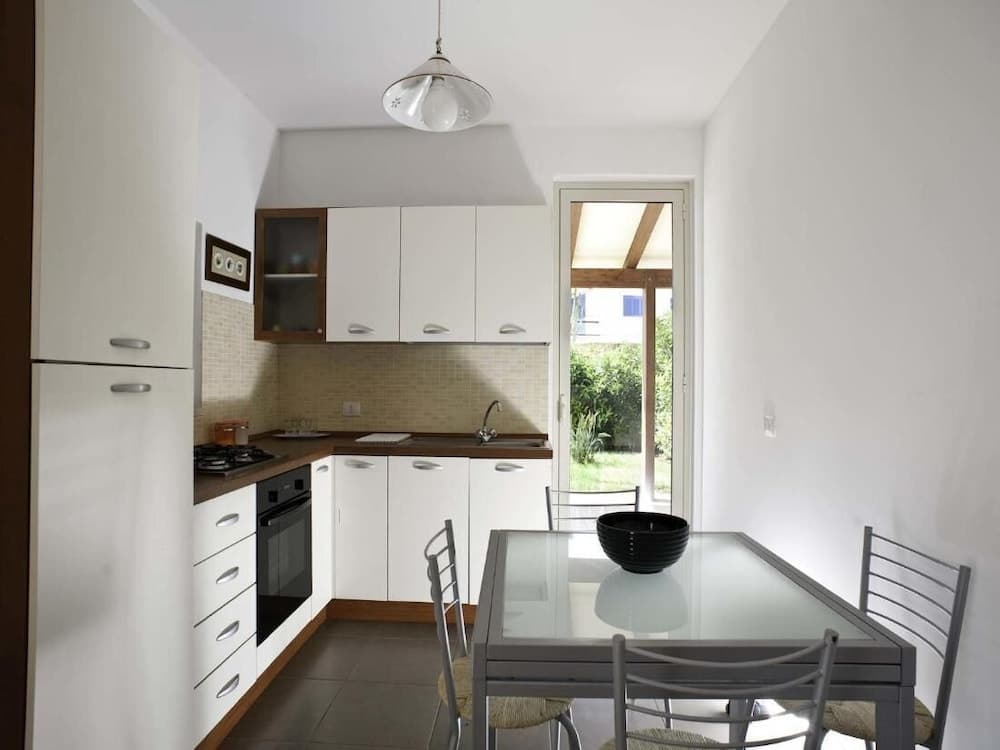 Dolce Mare 2 - Sea Front Apartment - Large Terrace - Wifi and Private Parking