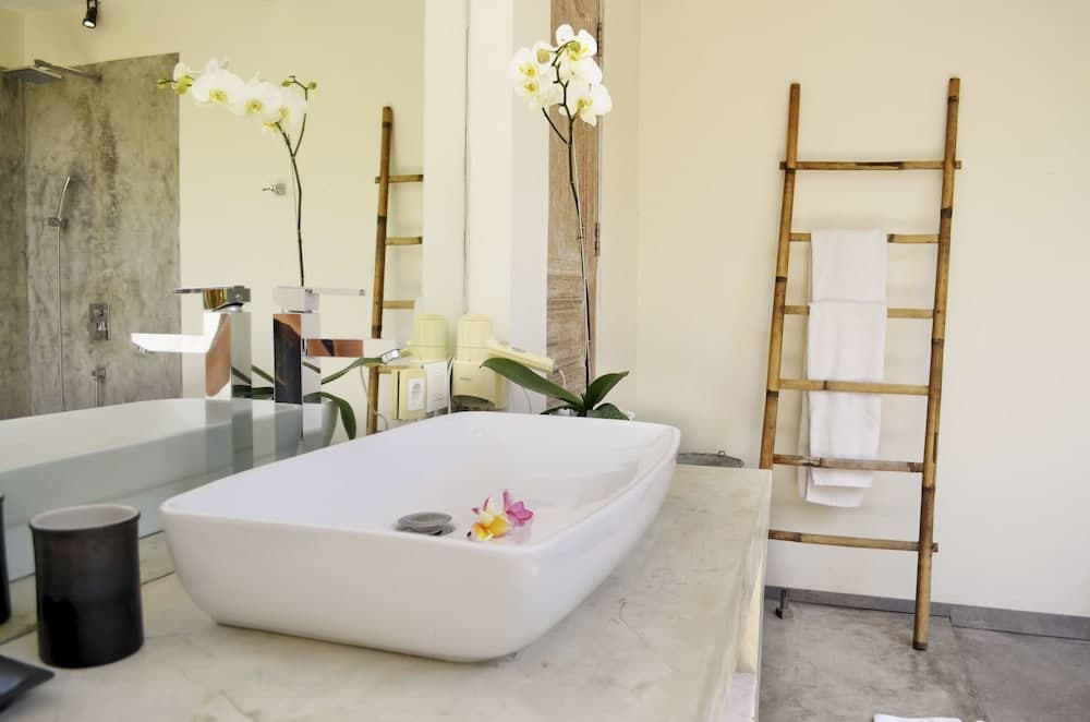 "stunning 4 Bedrooms Private Pool Villa in Canggu"