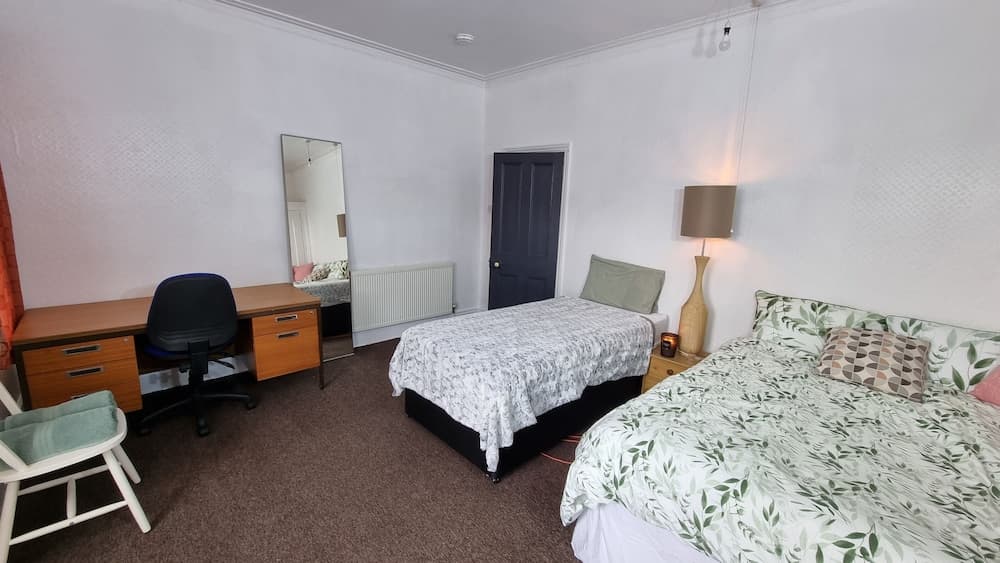 Spacious 5-bed House Great Location Coventry