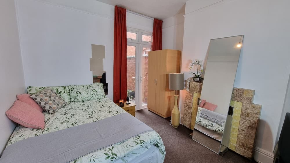 Spacious 5-bed House Great Location Coventry