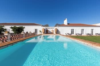 Cenoura-Brava Villas & Suites.