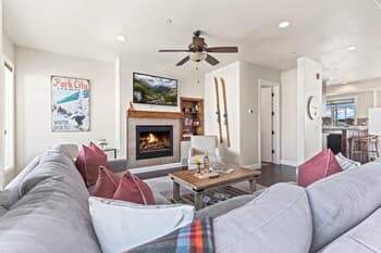 K B M Resorts: Fst-4163, Winter Shuttle to Frostwood Gondola, Hot Tub, Views!