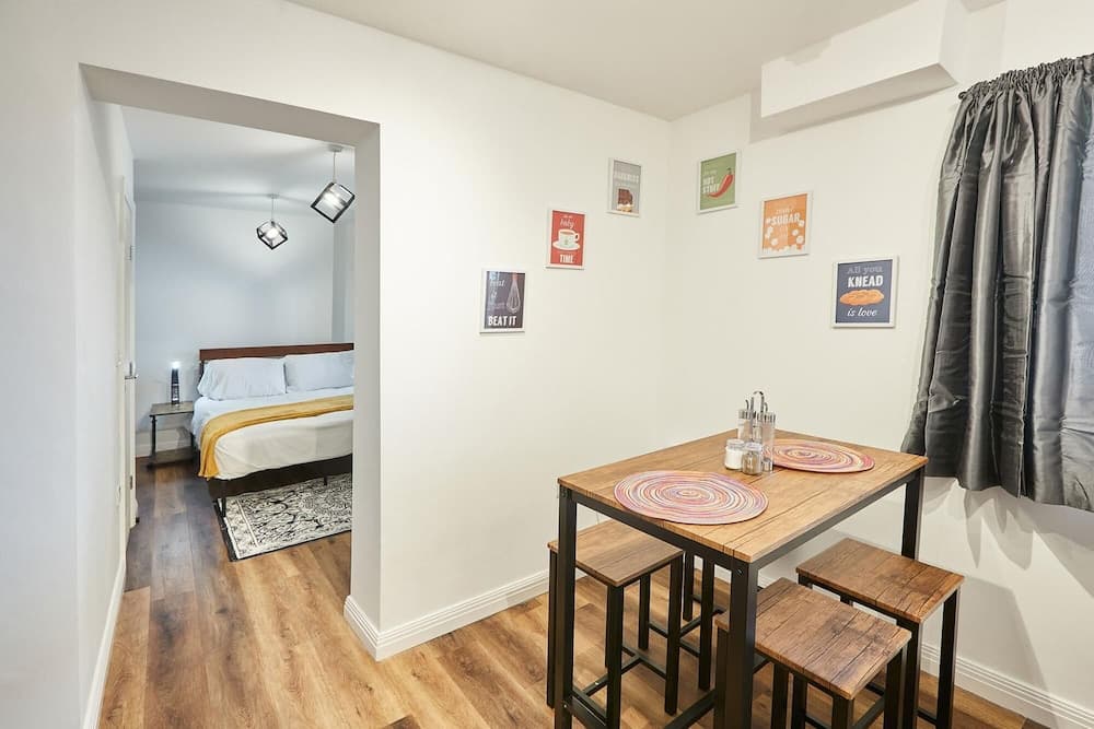 Host Stay Mander Retreat