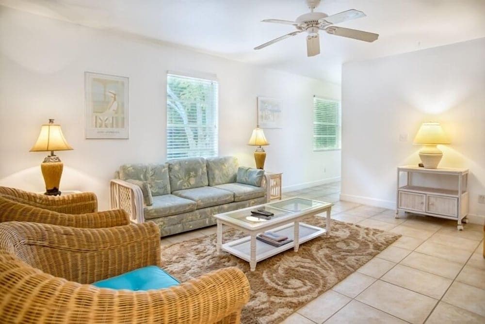 Baywatch Cabin 2 Bedroom Home by RedAwning