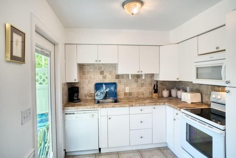 Baywatch Cabin 2 Bedroom Home by RedAwning