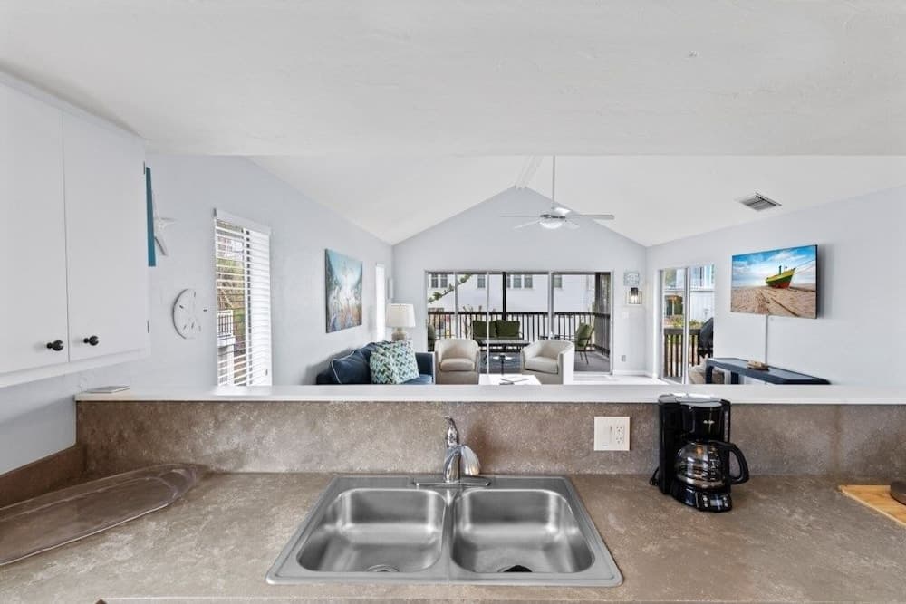 On A Whim 2 Bedroom Home by Redawning